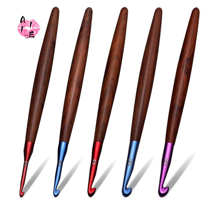 Wooden Crochet Hooks Ergonomic Handle - A11E-かぎ針編みフックセット、関節炎の手用の人間工学に基づいた木製ハンドルかぎ針編みフック、5個セット - 3.0mm～7.0mm