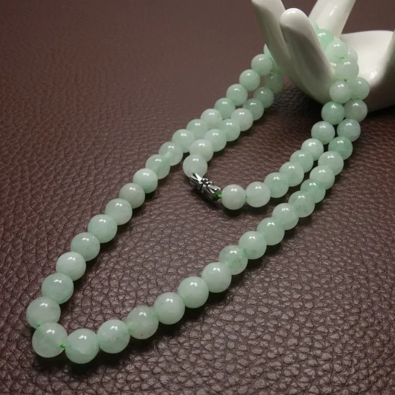 Beading - 8～10mmの緑色のエメラルドビーズを使用したネックレス。翡翠製のジュエリー、翡翠の護符。ファッションアイテムとして、また、女性や男性への贈り物として最適。100％天然素材を使用。