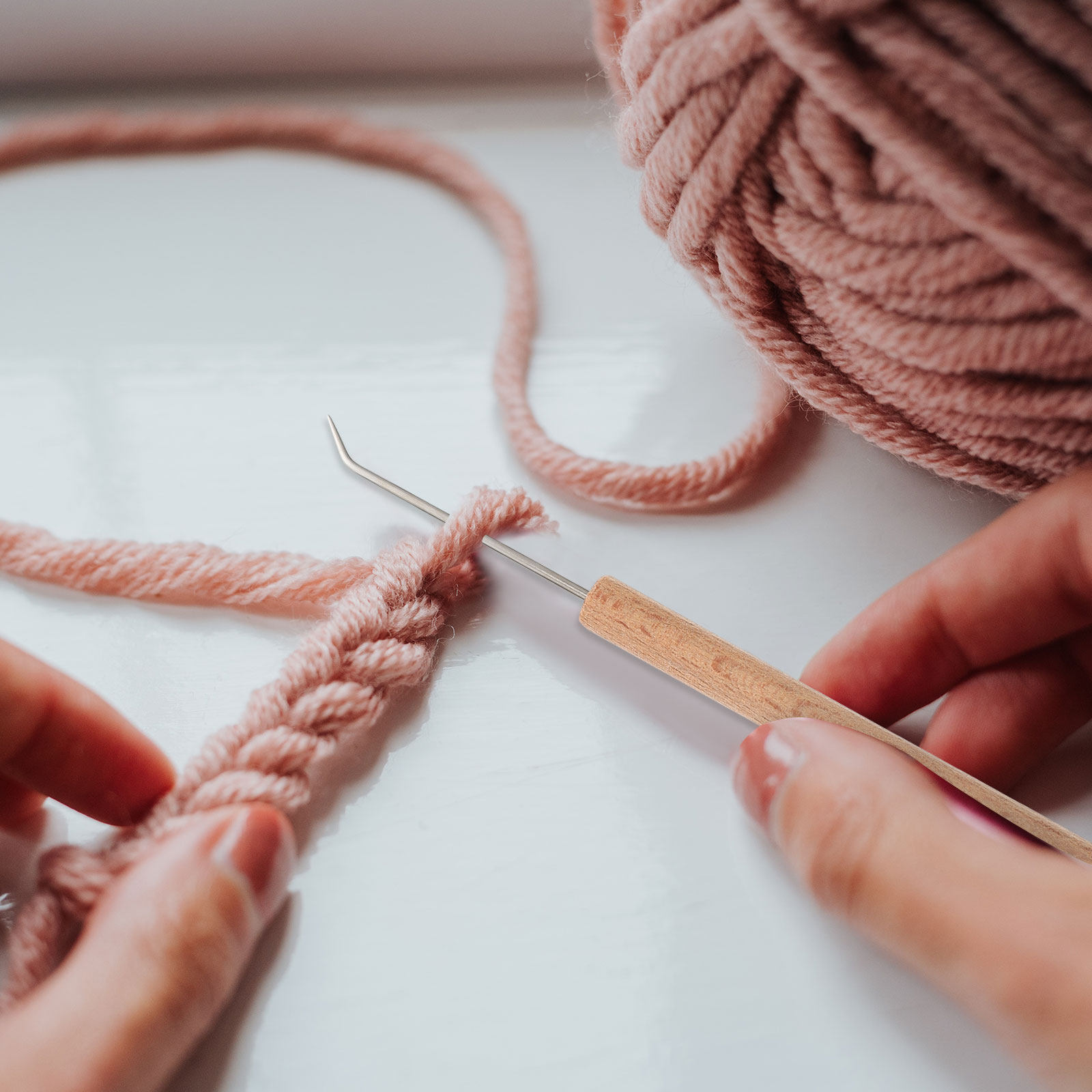 Wooden Crochet Hooks Ergonomic Handle - 1個入り、人間工学に基づいた木製ハンドルの編み針。編み物や手芸、DIYに最適。初心者や主婦の方、スカーフやセーターの製作に。