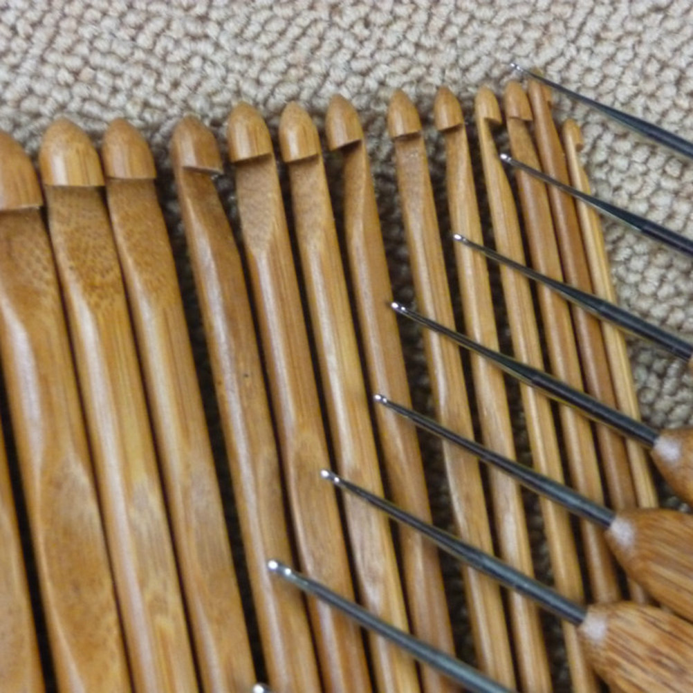 Wooden Crochet Hooks Ergonomic Handle - 12本セット 木製編み針セット 高級木製かぎ針 人間工学に基づいたデザインで握りやすい 手触りの良い素材を使用した手作りDIYクラフト用品